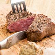 使用しているのは、柔らかくきめ細やかな肉質が特徴の「赤城牛」。ドライエイジングすることにより肉の柔らかさや旨み、ジューシーさを最大限に引き出しています。口に入れた瞬間にとろける味わいをご満喫あれ。