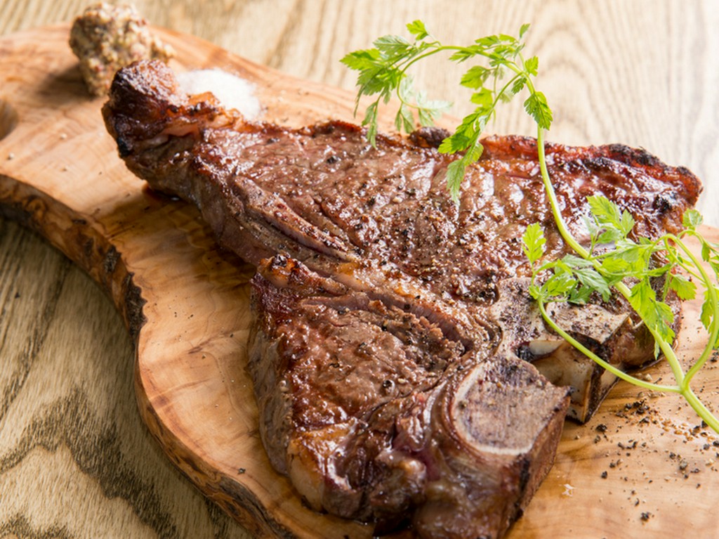 サーロインとヒレ、1度に2つの部位が味わえる『Tボーンステーキ』