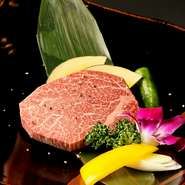 『ヒレ』は分厚く切ってもやわらかい、牛肉の最高部位のひとつ。わさびや醤油など和風味によく合うのも特徴で、さっぱりしていながら極上赤身肉の美味しさが口の中に広がります。