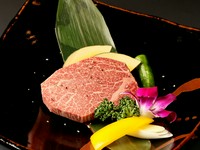『ヒレ』は分厚く切ってもやわらかい、牛肉の最高部位のひとつ。わさびや醤油など和風味によく合うのも特徴で、さっぱりしていながら極上赤身肉の美味しさが口の中に広がります。