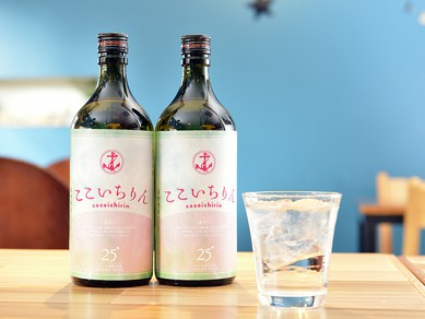 各種カクテルにフルーツジャー、オリジナル焼酎まで揃う