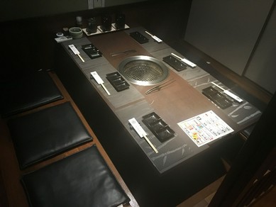 隠れ家のような個室あり。最大12名までご利用可能‼
