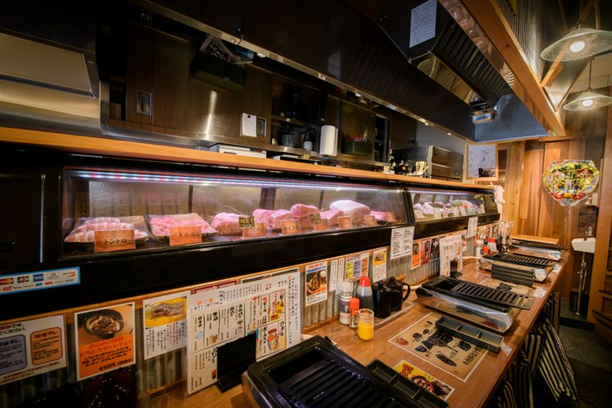 お肉の一枚売りで手軽に食事。ちょい飲みにもぴったり