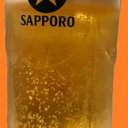 当店の生ビールはサッポロ黒ラベル。お気軽に楽しんでいただけるよう中サイズで350円とリーズナブルな価格に挑戦しています。お好きな方はさらにお得なメガジョッキも！自慢の焼肉との相性をお楽しみください。