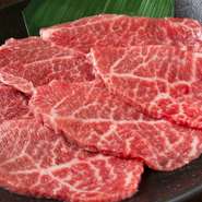 「さんたま」で使用されている牛肉は群馬の赤城山麓で育った牛を使用しております。
また、ホルモンなどは使う分を都度直送していますので常に新鮮で美味しいお肉がお召し上がりいただけます