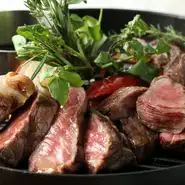 黒毛和牛、オーストラリア産など各種取り揃えた肉料理の多彩なメニューが自慢です。選ぶのに迷ったらこちら『牛盛り合わせ　グリル野菜とともに』がおすすめです。