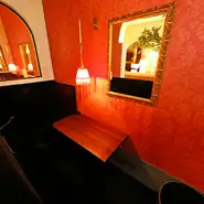 全ての席が男女の距離をぐっと近づけることができるようなレイアウトになっています。Ｌ型のソファや大人数対応のソファ、カップルシートなど、シーンに合わせてお選びください。