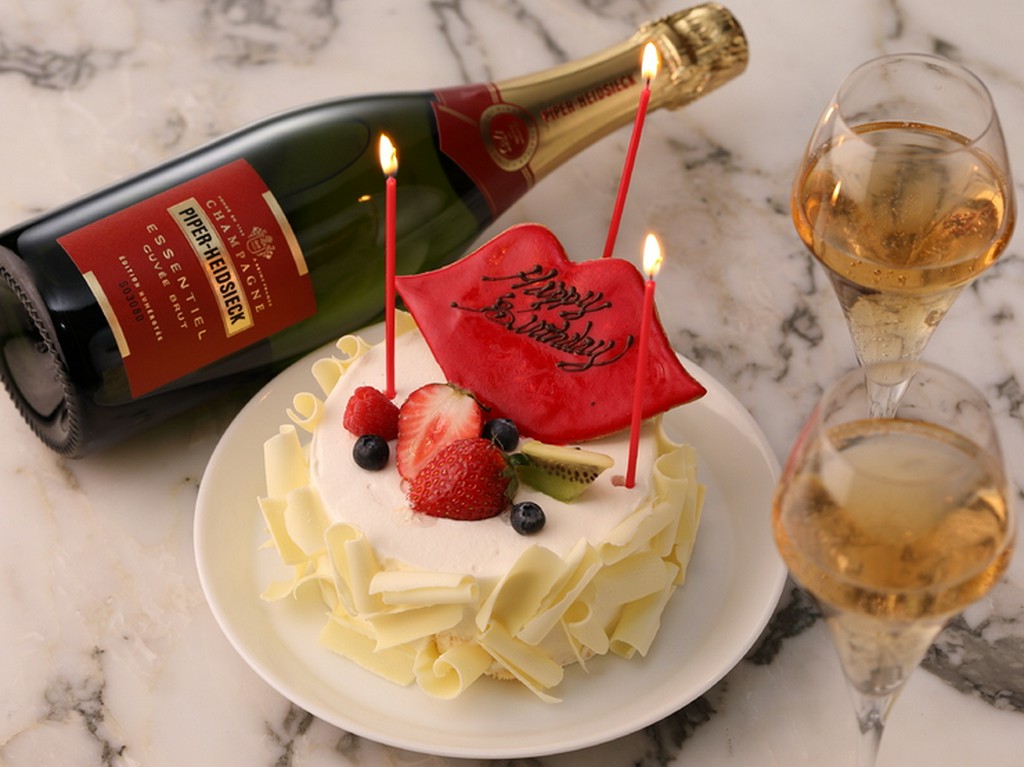 インスタグラムで注目の特製スイーツでバースデーパーティー