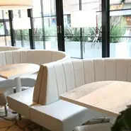 Ｌ型のソファや大人数対応のソファ、カップルシートなど、多様な種類の席をご用意しておりますので、デートや合コンはもちろん、女子会や誕生日パーティーにも最適です。