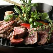 お肉選びで悩んだらこれ！ミディアムレアで焼き上げたお肉を熱々の鉄板に載せてご提供するので、お好みの焼き加減まで火を通してお召し上がりください。
