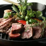 お肉選びで悩んだらこれ！ミディアムレアで焼き上げたお肉を熱々の鉄板に載せてご提供するので、お好みの焼き加減まで火を通してお召し上がりください。