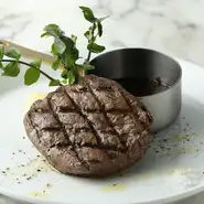 赤身を食べたいならこれ。旨味が濃くて柔らかいフィレ肉を、あっさりしたオニオンソースでヘルシーに仕上げています。焼き加減のご希望があれば注文時にご相談ください。