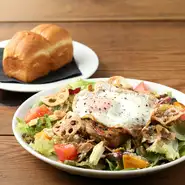 コブサラダは手早く作れお腹がいっぱいになるようなサラダです。グリルしたチキンと根菜などお腹にたまる野菜、仕上げに目玉焼き、フライドレンコンをのせ食べ応えと食感が楽しめるボリューム満点のサラダです。