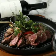 『牛盛り合わせ』で味わえる黒毛和牛ランプの熟成肉は、濃厚な旨味が香りとなって食欲をそそります。「赤身」や「霜降り」など、お好みの肉料理をたっぷりお楽しみください。