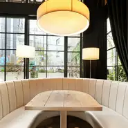 お洒落な空間の個室やボックスシートで、おいしいお肉の多彩なメニューをワイワイ賑やかに食べてワインも飲んで。そんな女子会のお客様で連夜賑わっています。