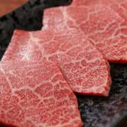 茨城県が誇るブランド牛・常陸牛のA5ランク部位をご提供。赤身とサシの絶妙のバランス、柔らかさ、風味ともに極上のお肉です。七輪の真ん中部分で焼くと、肉汁が閉じ込めやすく、いっそうおいしく！