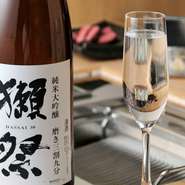 プレミアムなお肉を堪能しつつ、ゆったりとした二人の時間を過ごせるお店です。記念日にふさわしいシャンパンやワインが充実。温もりを感じられるおしゃれな空間で、心もお腹も満たされます。