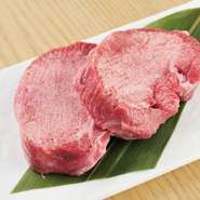 柔らかいタン元だけを使用した人気のメニュー。焼き上がったタンは、旨みを封じ込めるため少し蒸らします。じっくりと内側まで火が通る時間まで計算し、スタッフが丁寧に焼き上げてくれます。