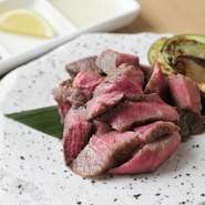 一旦焼きあがったお肉は休息させることでドリップを逃がさず旨みを凝縮。時間を経て山口県にある老舗醤油店の甘みがある「河村醤油」と、茎の部分も入った刻み山葵が肉の味をより一層引き出してくれます。