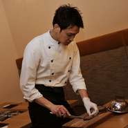 料理の味は、食材はもちろんつくり手の心を反映すると考えています。だからこそ、慢心することなく常に真心こめた丁寧な所作がモットー。お客様が好まれる一皿をプロデュースできるように心がけています。