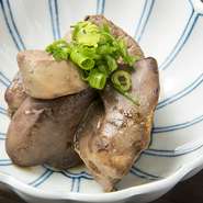丁寧に下処理されたとり肝は臭みがなく、レバーが苦手な人でも食べられると評判。時間をかけて味を深め、しっとりとした食感に仕上がっています。ふわっと香る、爽やかな柚子の香りがたまりません。