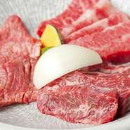 【炭火焼肉　羅山　清田本店】はリーズナブルなお値段で、本格的な炭火焼肉が堪能できる焼肉店。お肉は「手切り」にこだわり、食材そのものの味わいを最大限に引き出しご提供しています。