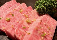 口に入れるとバラ肉らしい濃厚な甘みとコクがいっぱいに広がる。