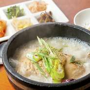 鶏肉ともち米、高麗人参を煮込んだ薬膳スープ、『サムゲタン』。韓国では夏バテ時の疲労回復料理としてもさかんに食べられています。コラーゲンたっぷり、女性におススメのひと品です。