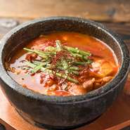 鶏肉ともち米、高麗人参を煮込んだ薬膳スープ、『サムゲタン』。韓国では夏バテ時の疲労回復料理としても食べられています。コラーゲンたっぷり、女性におススメのひと品です。
［ナムル・キムチ・カクテキ］