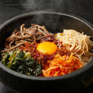 自家製タテギと旨味たっぷり牛骨スープ！
［カクテキ・サラダ・ライス］

●トッピングはいかが？
納豆・チーズ・キムチ　各120円
えび　220円