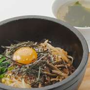 韓国を代表する釜飯
［3種の韓国惣菜・サラダ・わかめスープ］

⚫︎石焼チーズビビンバ　￥1375
⚫︎石焼たらこビビンバ　￥1430