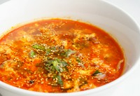 煮込んだ牛肉と野菜の辛味噌味
［3種の韓国惣菜・サラダ・ライスorラーメンorうどん］