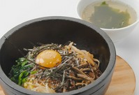 韓国を代表する釜飯
［3種の韓国惣菜・サラダ・わかめスープ］

⚫︎石焼チーズビビンバ　￥1375
⚫︎石焼たらこビビンバ　￥1430
