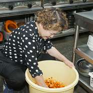 自分の料理を食べて頂いた時の、お客さまの幸せそうな笑顔にやりがいを感じています。調理の際は、ひと品ひと品丁寧に、真心こめた料理をおつくりするよう気をつけています。