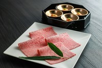 軽く炙ったふらの和牛のサーロインに、道内産の新鮮な雲丹を包み、
上から熱々のだしをかけてお召し上がりいただきます。ふらの和牛の脂の甘味と旨みと、雲丹の甘味が奏でるハーモニー。