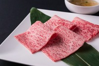 道産のこぶ出汁にくぐらせ白髪ねぎと一緒に
お召し上がりいただきます。
お肉本来の旨みがよくわかる一品です。
