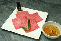 道産のこぶ出汁にくぐらせ白髪ねぎと一緒に
お召し上がりいただきます。
お肉本来の旨みがよくわかる一品です。