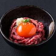 「ふらの和牛」の甘みと旨みをダイレクトに感じられ、生のままおいしく食べられる希少な『ユッケ』。特性ダレと薬味、ファフィ卵を混ぜて食してください。安全に加工されており、安心して食べられるのも嬉しい所。