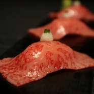 新鮮な「ふらの和牛」をさっと炙った『ふらの和牛炙り握り』は、その日ごとの上質な霜降り部位を厳選。特性ダレとおろしとネギの香り、わさびがアクセントとなり、シンプルながら素材の旨みを感じられる逸品です。
