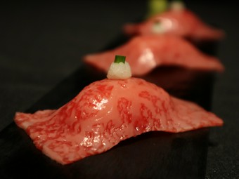 『ふらの和牛炙り握り（三巻）』～その日ごとの上質な霜降り部位を厳選～