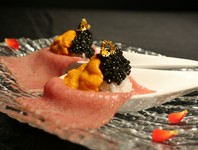 よしうし史上、贅沢を極めたコース。
旬の食材が光る芸術的な一品逸品の感動をどうぞお楽しみください。