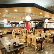 格調高い雰囲気ながら、温かみのある店内