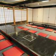 人数に合わせて利用できる広い座敷席