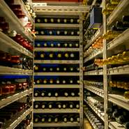 ワインの在庫数は、高級なものから手ごろなものまで約3000本。シニアソムリエがワインと料理のペアリングを提案してくれます。ひと皿ごとに違ったワインを味わうこともでき、さまざまな楽しみ方が可能です。