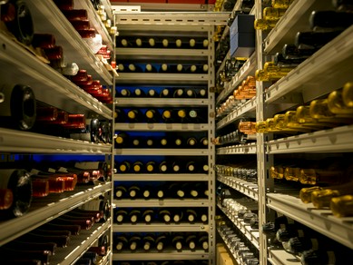 約3000本のワインをストック。ペアリングの提案もしてくれる