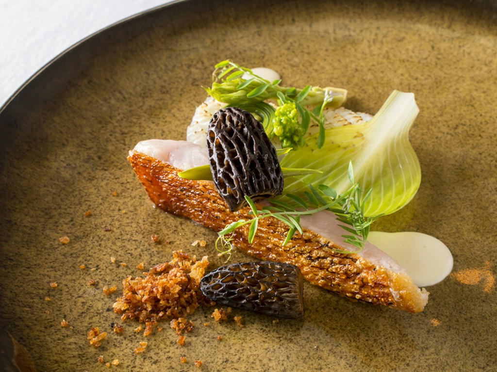 身は柔らかく、皮はパリッと。食感の違いを楽しむ『魚料理　キンメダイ』