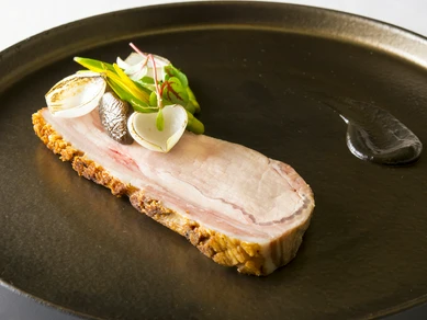 1時間かけてじっくりと火を入れたメイン料理『紀州のイノブタ』