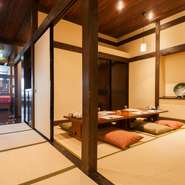 木の質感が温かな印象の店内。どこか懐かしい古民家風のつくりが落ち着いた雰囲気を醸し出しています。ゆったり寛げる、つい長居してしまいたくなる居心地の良さです。