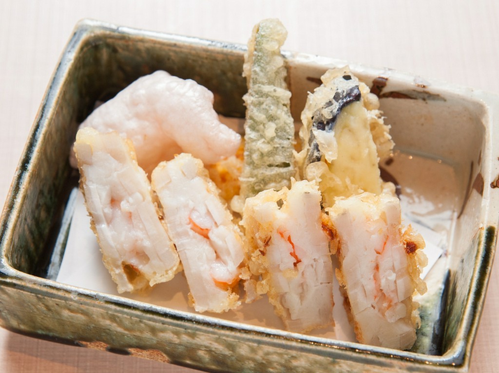 蓮根と海老の旨みがギュッと閉じ込められた『加賀蓮根と海老しんじょの挟み揚げ』