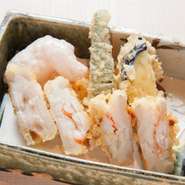 地元金沢の食材、加賀蓮根に、魚のすり身に海老を加えたしんじょを挟んだ揚げ物。加賀蓮根のもっちりした食感と、海老のプリプリした食感を楽しめます。  